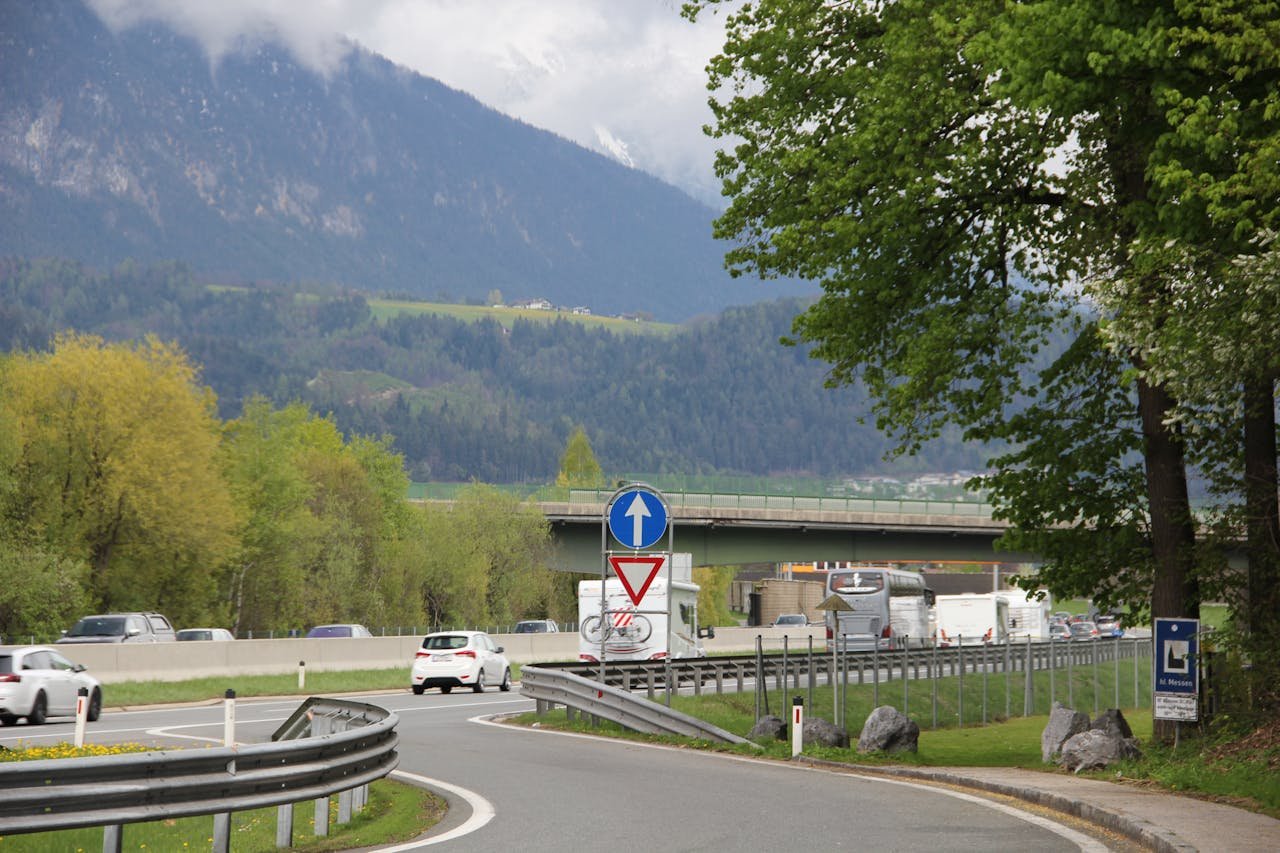 Wie fahren mit Wohnmobil auf die Straße und Autobahn – Tipps für sichere Fahrten.