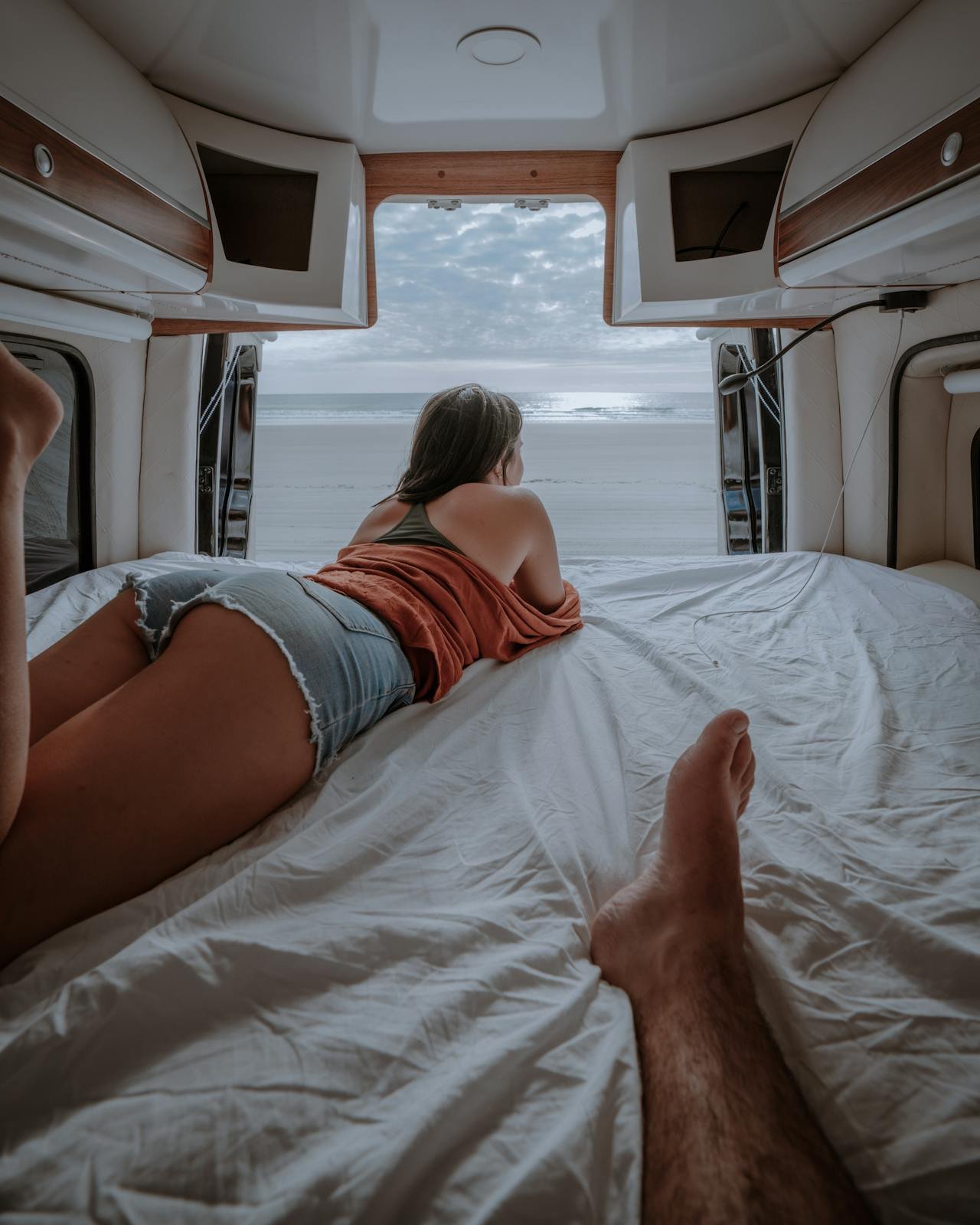 Wohnmobile in Deutschland vor Alpenkulisse.Wohnmobile-in-Deutschland