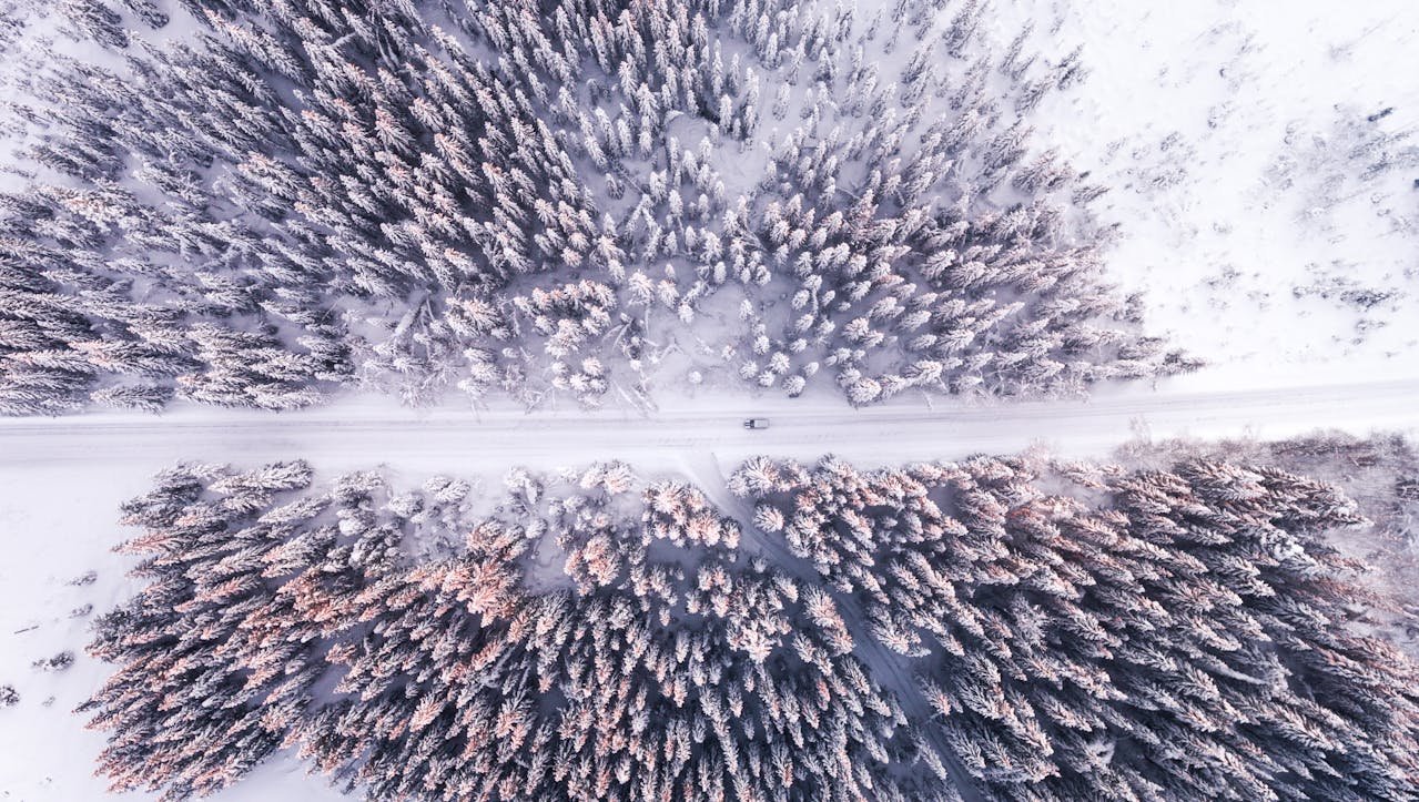 „Wohnmobil auf der Atlantikstraße in Norwegen bei Sonnenuntergang“wohnmobil-routen-in-norwegen3