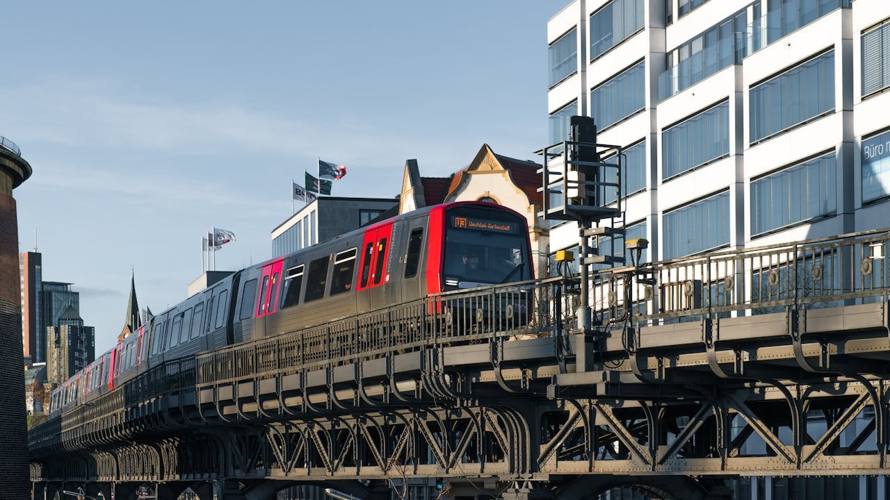 Wohnmobil mieten in Hamburg – Camper mit Blick auf Elbe und Hafen bei Sonnenuntergangwohnmobil-mieten-in-hamburg