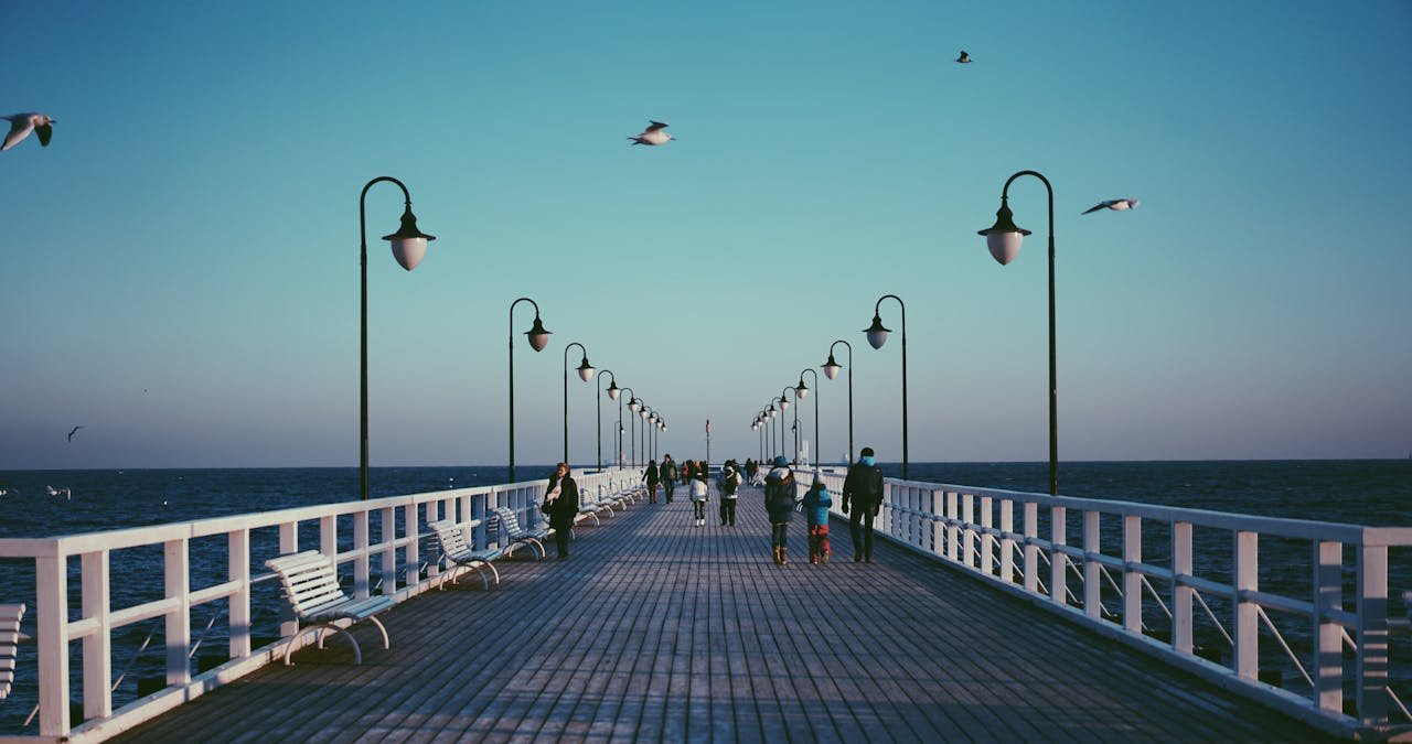 Wohnmobil mieten in Berlin – Campervan vor dem Berliner Fernsehturm bei Sonnenuntergang
wohnmobil-mieten-in-berlin